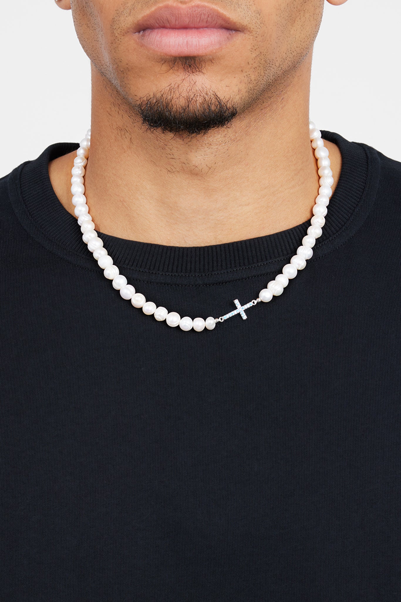 Halskette mit 7 mm Süßwasserperlen und blauem Eiskreuz